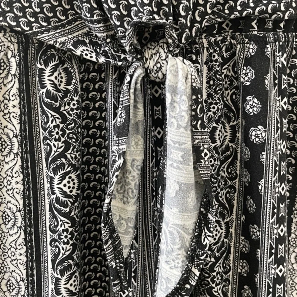 Ultra Flirt Black and White Patterned Romper Size XL - Picture 2 of 5